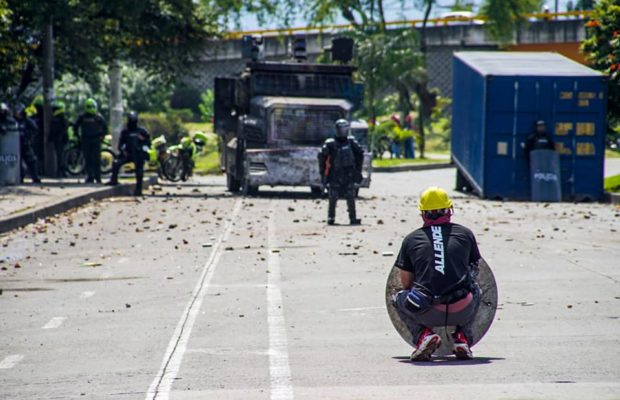 Colombia. Durísima represión policial en Cali deja al menos un muerto y 20 heridos (fotos)