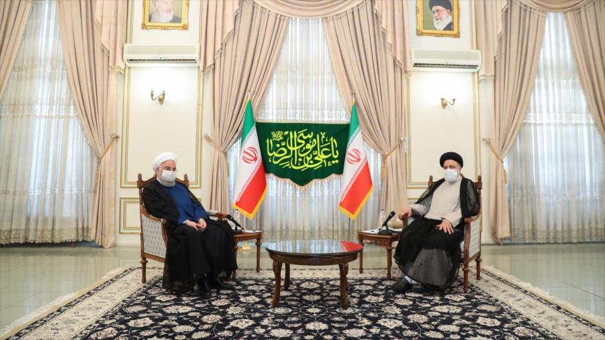 El presidente electo de Irán, Ebrahim Raisi, junto a su homólogo en funciones, Hasan Rohani, en la sede del Poder Judicial en Teherán, 19 de junio de 2021. (Foto: President.ir)