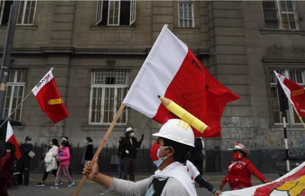 Perú. Una verdadera multitud participa del acto central en Lima en defensa de la victoria de Pedro Castillo (fotos y video en vivo)