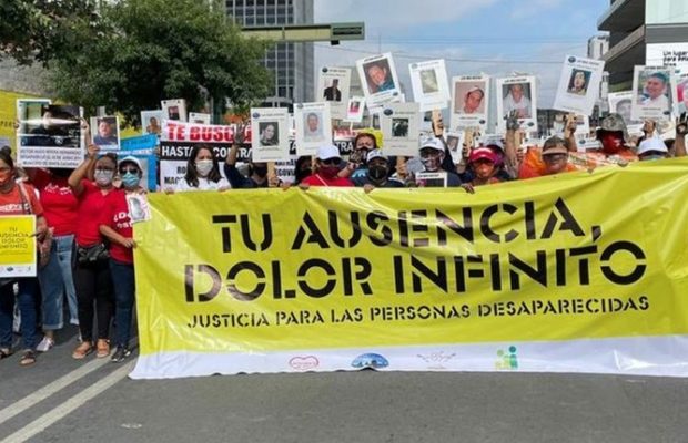 México. Siguen apareciendo más cuerpos en fosa