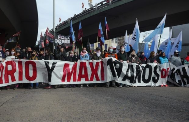 Argentina. A 19 años del asesinato de Maxi y Darío, junio ardió más rojo que nunca / Una enorme multitud ocupó el Puente Pueyrredón (fotoreportaje)