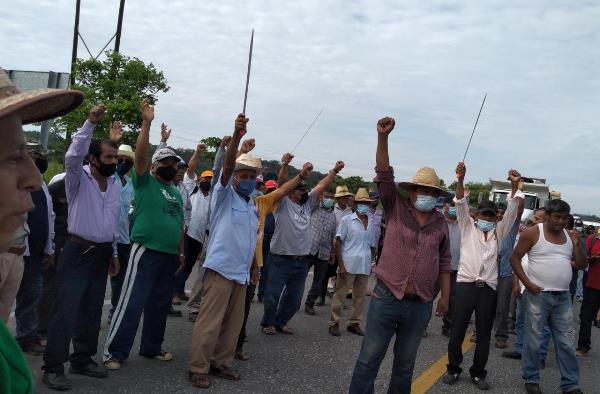 México. Más de 400 indígenas bloquean carretera transístmica en Oaxaca