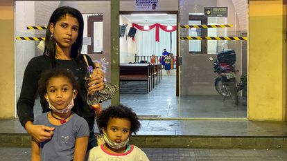 Kaiala dos Santos, 25 años, es fotografiada con dos hijas frente a una iglesia evangélica en el centro de São Paulo.