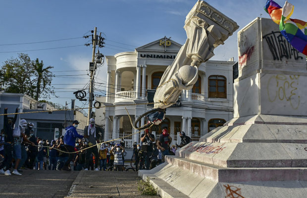 Colombia. Manifestantes derriban una estatua de Cristóbal Colón en Colombia y arrastran su cabeza por las calles (Video)