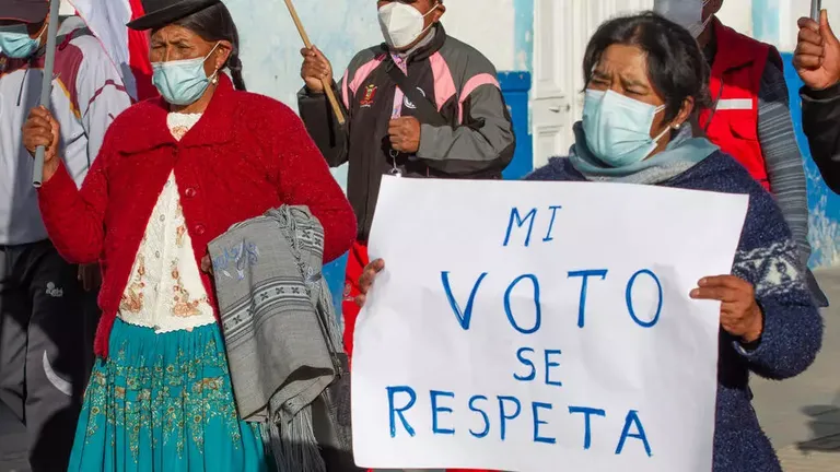 Simpatizantes del candidato de izquierda Pedro Castillo manifiestan en la ciudad andina de Puno, cerca de la frontera con Bolivia, el 14 de junio de 2021 STR AFP