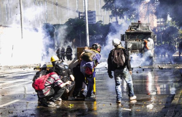 Colombia. Brutal represión en Medellín contra  movilización por los dos meses de paro nacional (fotoreportaje)