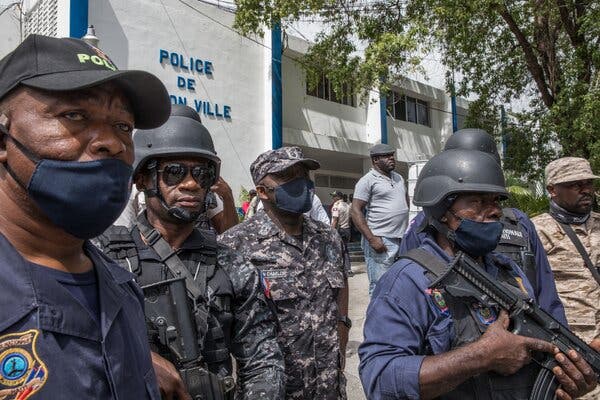 Leon Charles, al centro, jefe de la policía nacional de Haití, en la comisaría de Petionville, a donde fueron trasladados algunos de los hombres acusados de participar en el complot.