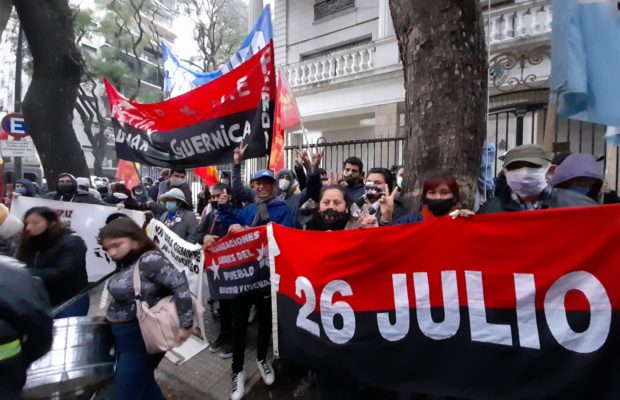 Argentina. Las organizaciones populares abrazaron la embajada de Cuba e impidieron que los «gusanos» de la contrarevolución se acercaran