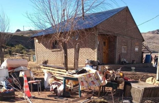 Argentina. Desalojaron a un poblador de Villa Nahueve para avanzar con la obra ilegal de represas