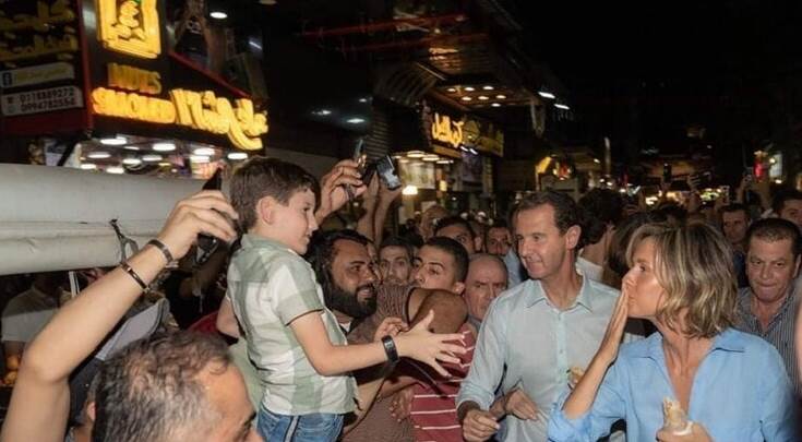 Al Assad entre su pueblo  en el barrio Al-Midan de Damasco (+ videos)