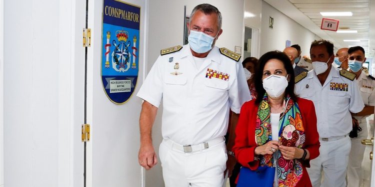 La ministra de Defensa española visita la Base yanqui en Rota y se deshace en elogios a sus ocupantes