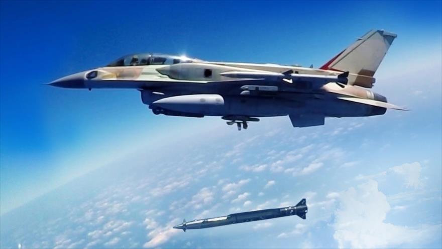 Imagen ilustrativa de un aviÃ³n de combate israelÃ­ F-16 disparando un cohete.