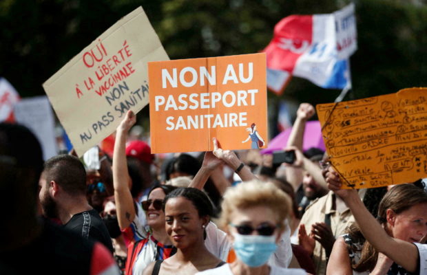 Francia. Más de 230 mil personas salieron a las calles protestando contra el «pasaporte sanitario»