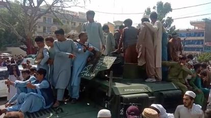 Imagen de un vídeo en el que se muestra a los talibanes que han tomado la ciudad de Jalalabad este domingo.