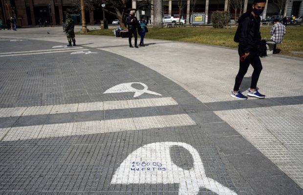 Argentina. Marcha de las piedras: vandalizaron los pañuelos de Madres de Plaza de Mayo