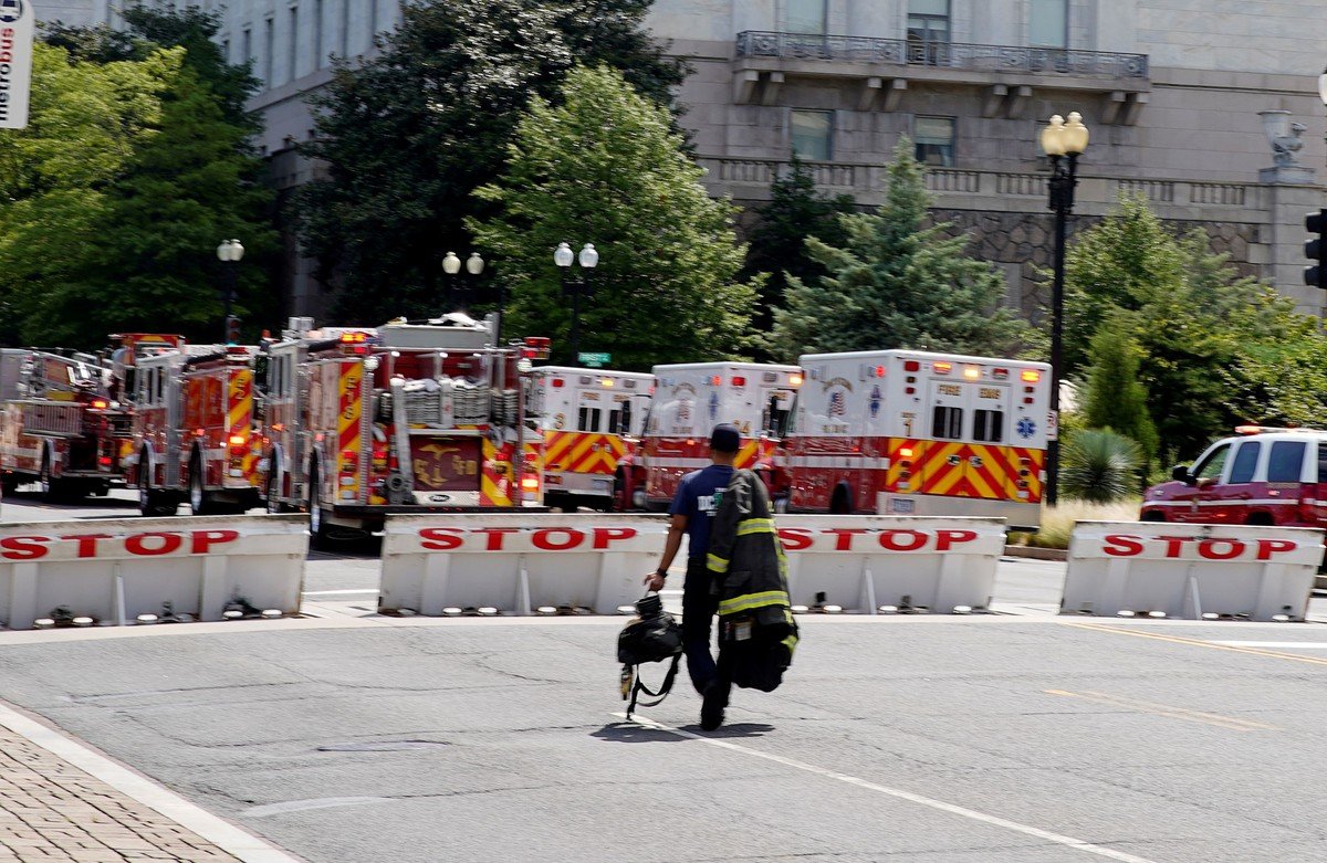 Un bombero se acerca a un bloqueo policial mientras la policía investigaba una amenaza de bomba cerca del Capitolio de Estados Unidos, en Washington, Estados Unidos, 19 de agosto de 2021. REUTERS/Elizabeth Frantz