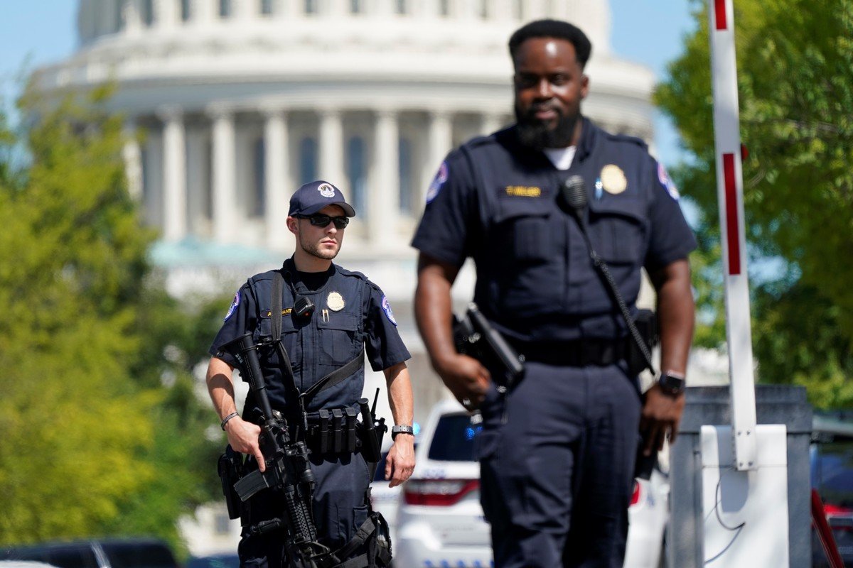 Agentes de la Policía del Capitolio de EE.UU. se encuentran en una intersección cerca del Capitolio de EE.UU. y un edificio de la Biblioteca del Congreso en Washington el jueves 19 de agosto de 2021. (AP Photo/Patrick Semansky)