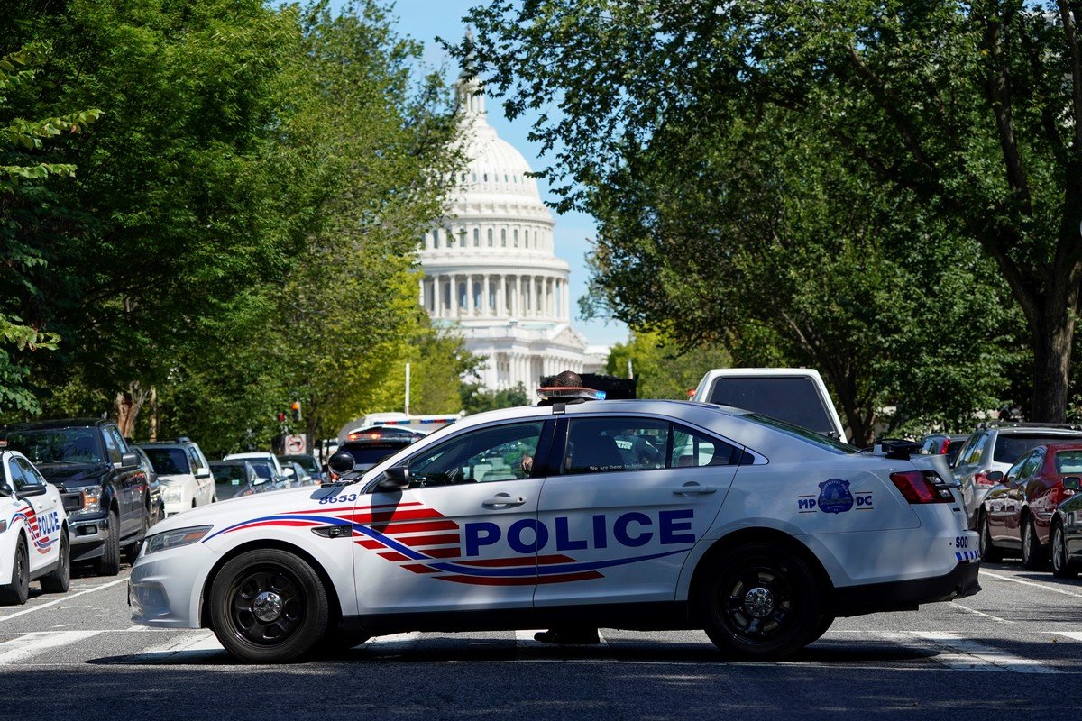 Un patrullero del Departamento de Policía Metropolitana bloquea una calle cerca del Capitolio de Estados Unidos y un edificio de la Biblioteca del Congreso en Washington el jueves 19 de agosto de 2021, mientras los agentes de la ley investigan un informe de una camioneta que contiene un dispositivo explosivo. (AP Photo/Patrick Semansky)