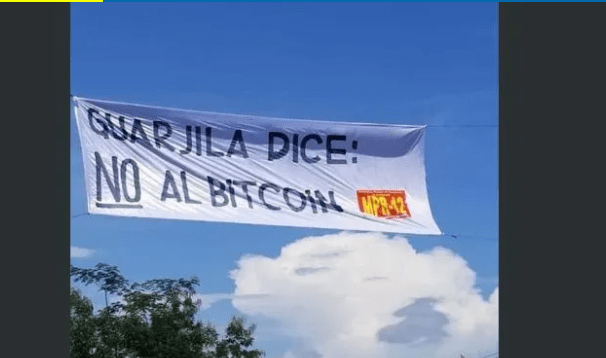 El Salvador. Pancartas con mensajes de rechazo al Bitcóin