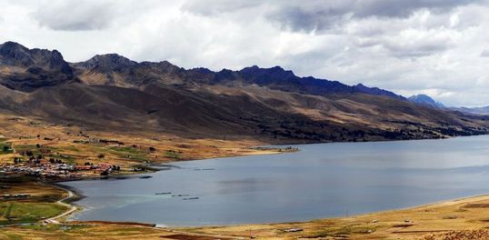 Languilayo es una laguna glaciar ubicada en los distritos de Langui y Layo de la provincia de Canas, región Cusco, Perú. Ahí creció María Sumire, una de las mil candidatas para el Premio Nobel de la Paz en el 2005. Foto: Carlos Escobal Mc Evoy