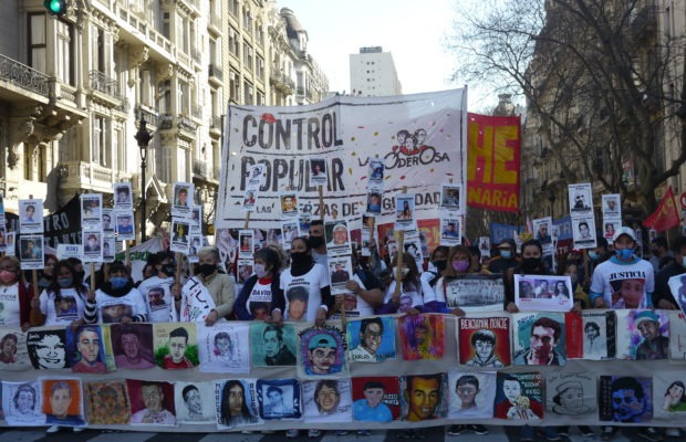 Argentina. Una multitud en la Marcha Contra el Gatillo Fácil /Fuertes y emotivos discursos condenando a los asesinos uniformados