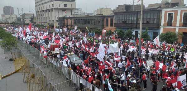 Perú. Nuevamente miles salieron a las calles a manifestar su respaldo al Presidente Pedro Castillo