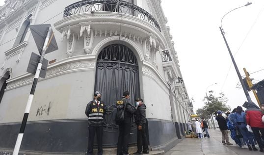 Efectivos policiales y de la Diviac allanan locales de Perú  Libre en Lima por caso de los Dinámicos del Centro. Fotos; Carlos Félix/GLR