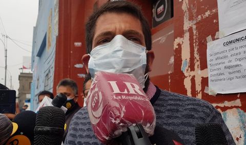 Raúl Noblecilla Olaechea, abogado de Vladimir Cerrón, llegó al local de Perú Libre ubicado en Breña. Foto: Mary Luz Aranda/URPI-LR
