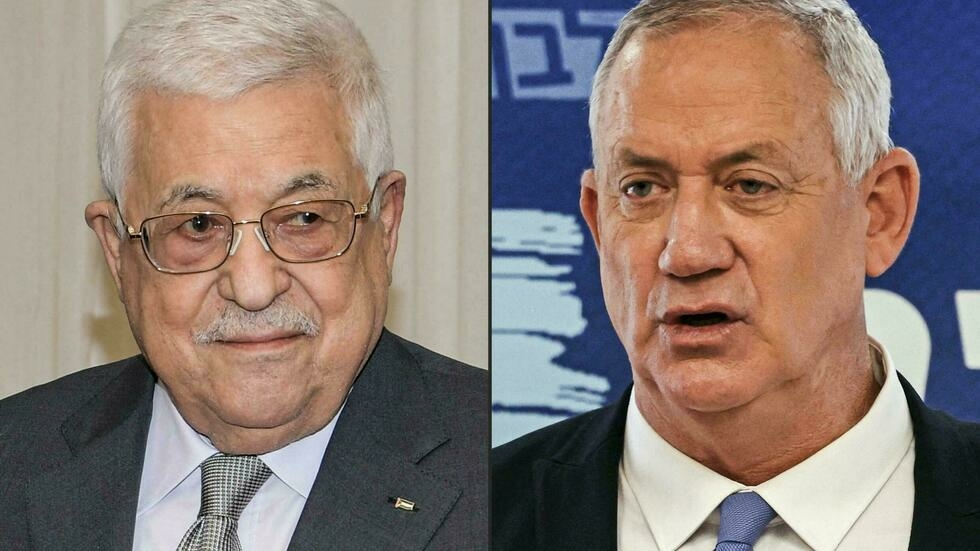 El presidente palestino Mahmoud Abbas, a la izquierda y el ministro de Defensa israelí a la derecha.