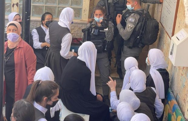 Palestina. Militares israelíes asaltan una escuela de niñas en Jerusalén ocupada (video+fotos)