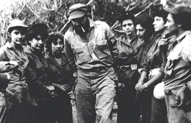 Cuba. El 4 de setiembre de 1958,  Fidel Castro constituye en la Sierra Maestra el pelotón femenino de combate Mariana Grajales (fotos)