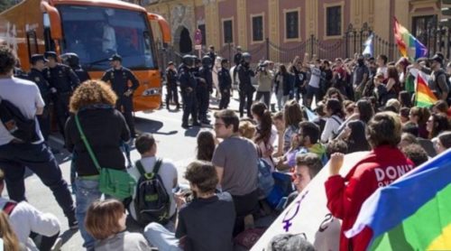Estado Español. La Fiscalía pide 13 años de cárcel para los nueve jóvenes de Sevilla que boicotearon el autobús tránsfobo de Hazte Oir