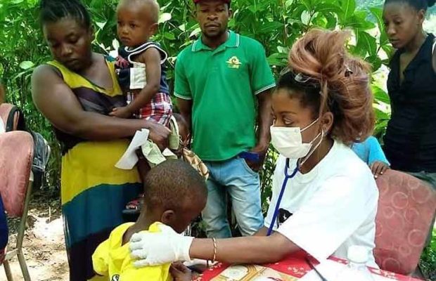 Cuba. Médicxs siguen atendiendo todavía en el sur devastado de Haití