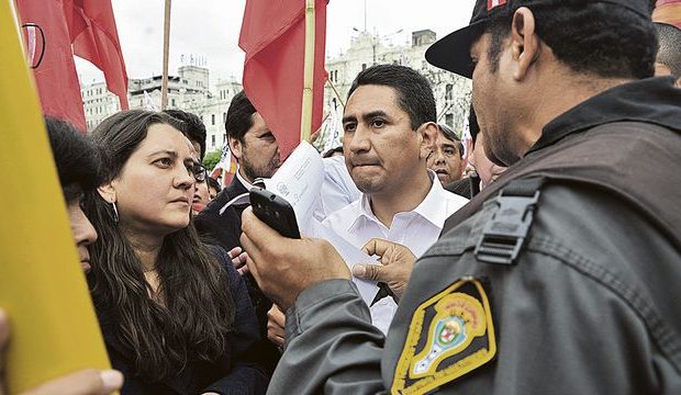 Perú. Continúa la persecución a Vladimir Cerrón:  La policía emitió un alerta “para que no se fugue” y luego negaron haberlo hecho