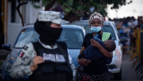 México. Policías locales de Chiapas encierran a familias haitianas y las entregan al INM, que las expulsa a Guatemala
