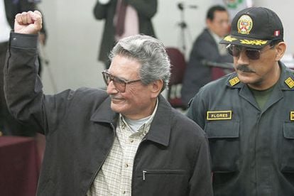 Abimael Guzmán, fundador del grupo terrorista Sendero Luminoso, levanta el puño durante un juicio, en noviembre de 2019.