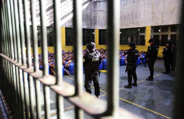 Brasil. Los policías militares son responsables del 85,6% de los ataques a presos en Río, dice Defensoría
