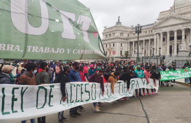 Argentina. Agricultores familiares realizan «Verdurazo» y «Florazo» frente al Congreso