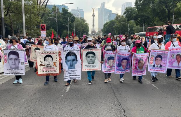 México. Se movilizan a siete años de la desaparición forzada de los 43 normalistas de Ayotzinapa