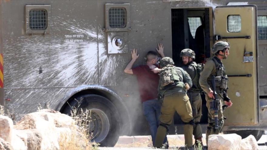 Las fuerzas israelíes arrestan a un manifestante palestino durante una protesta cerca de la ciudad cisjordana de Yenín. (Foto: EPA)