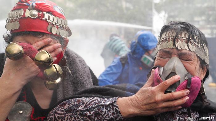 Los carabineros utilizaron gases lacrimógenos para dispersar la marcha mapuche.