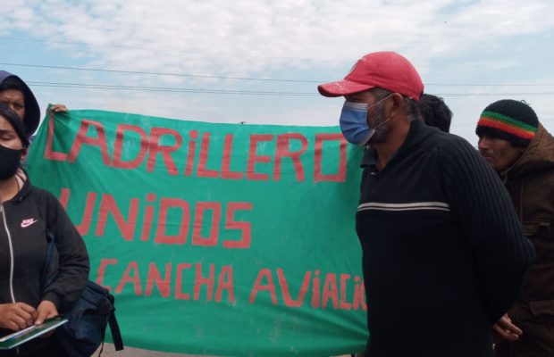 Argentina. Obreros ladrilleros cortan ruta en Quitilipi, Chaco, por reivindicaciones incumplidas