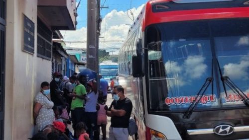 Migrantes. Reportan paso de cientos de desplazados haitianos por Honduras