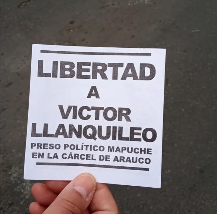 Puede ser una imagen de texto que dice "LIBERTAD A VICTOR LLANQUILEO PRESO POLÍTICO MAPUCHE EN LA CÁRCEL DE ARAUCO"