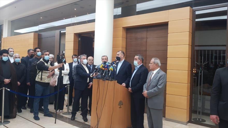 El ministro iraní de Asuntos Exteriores, Hosein Amir Abdolahian habla con la prensa tras su llegada a Beirut, capital de El Líbano, 7 de octubre de 2021.