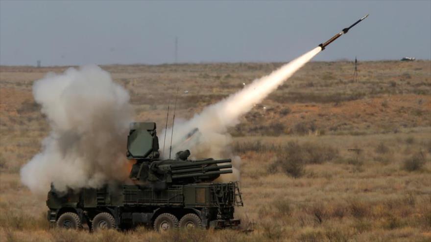 Un sistema de defensa antimisiles del Ejército sirio dispara un proyectil. (Foto: Reuters)
