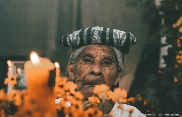 Guatemala. Recuerdan a los ancestros y ancestras con comida, flor de muerto y copal pom