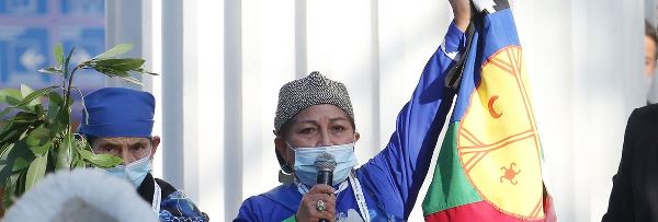Nación Mapuche. Gobierno dio por muerto a comunero mapuche que lucha por su vida en hospital de Temuco tras ser atacado por infantes de marina en Cañete / Elisa Loncon por ataque militar en ruta Cañete-Tirúa: «Repudiamos enérgicamente la política racista del Estado y el gobierno»
