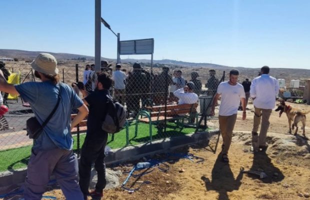 Palestina. Colonos sionistas protegidos por el ejército israelí asaltan e intentan destruir un parque infantil cerca de Hebrón