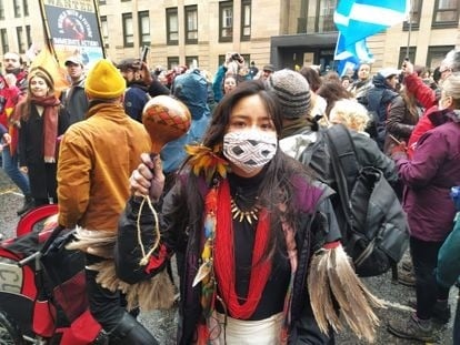 La activista Taily Terena, este sábado en la manifestación de Glasgow.